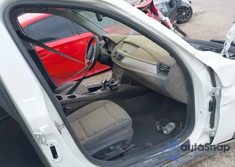 2014 BMW X1 xDrive28I z USA, uszkodzony, nr VIN WBAVL1C57EVY21646